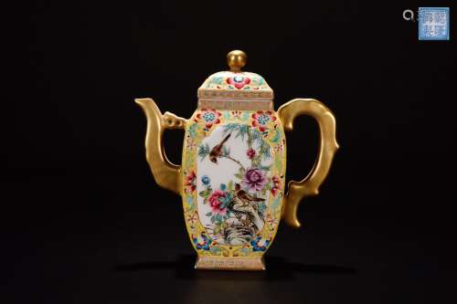 A QIANLONG MARK FAMILLE ROSE POT WITH GOLD