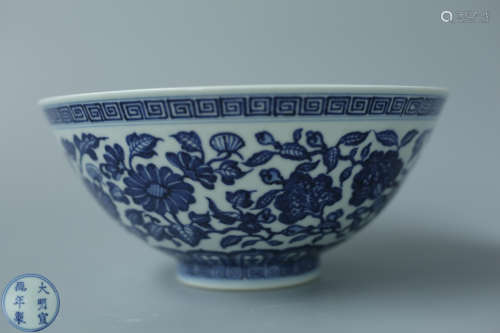 A LARGE BLUE AND WHITE PORCELAIN BOWL WITH FLOWER PATTERNS AND XUANDE MARKING