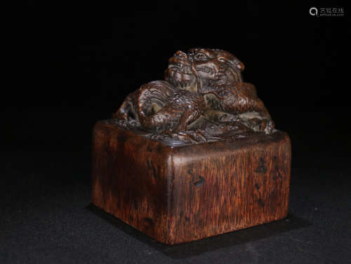 A CHENXIANG WOOD DRAGON SHAPED CARVED SEAL