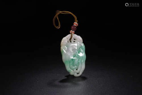 A JADEITE BERGAMOT CARVED PENDANT