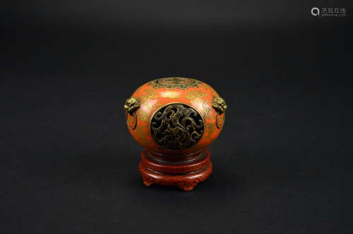 A PAINTED PORCELAIN CENSER WITH DRAGON PATTERNS