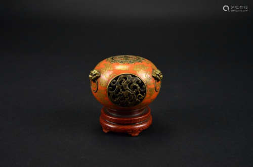 A PAINTED PORCELAIN CENSER WITH DRAGON PATTERNS