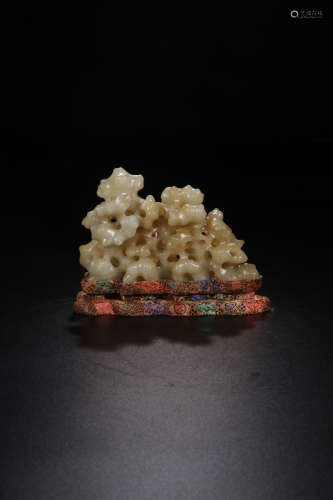 A HETIAN JADE MOUNTAIN SHAPE CARVED ORNAMENT