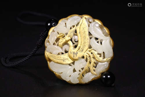 A HETIAN JADE GILDED PENDANT WITH CARVING