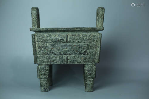 A BRONZE TRIPOD WITH SHANG DYNASTY MARKING