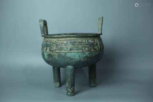 A BRONZE TRIPOD WITH WESTERN ZHOU DYNASTY MARKING