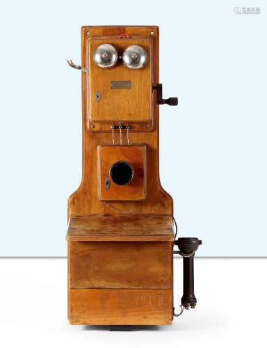 20世纪初期橡木壁挂式电话