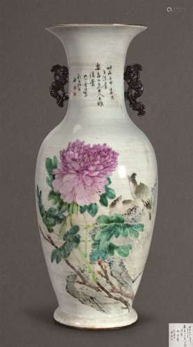 金品卿  清（1872年）作 春燕花鸟图浅绛龙耳大瓶