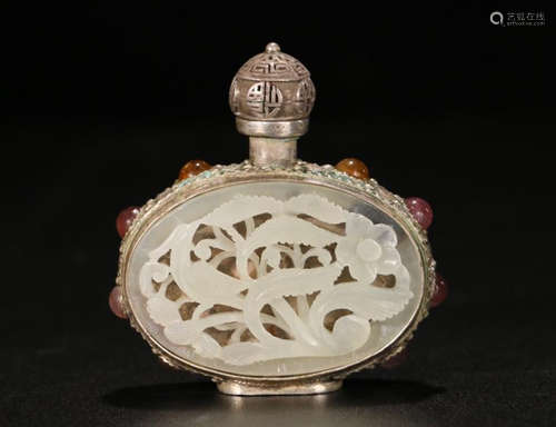 A SILVER SNUFF BOTTLE EMBEDED WITH JADE