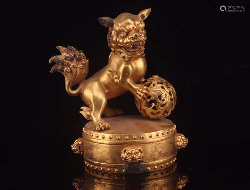 A GILT BRONZE LION DESIGN CARVING ORNAMENTS