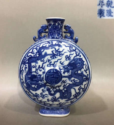A QIANLONG MARK BLUE WHITE VASE WITH DRAGON PATTERN