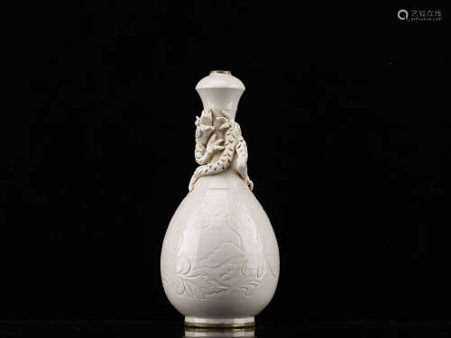 A DRAGON VASE WITH GOLDEN SURROUDING
