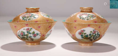 A PAIR OF YONGZHENG MARK FAMILLE ROSE BOWLS WITH FLOWER PATTERN