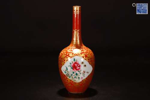 A QIANLONG MARK VASE WITH GOLD