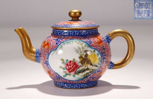 A QIANLONG MARK ENAMELED TEAPOT WITH GOLD