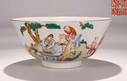 A QIANLONG MARK FAMILLE ROSE BOWL WITH CHARACTER STORY PATTERN