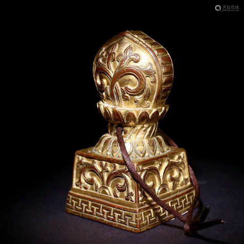 A GILT BRONZE TIBETAN LOTUS DESIGN SEAL