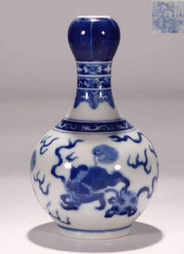 A QIANLONG MARK BLUE WHITE VASE WITH STORY PATTERN