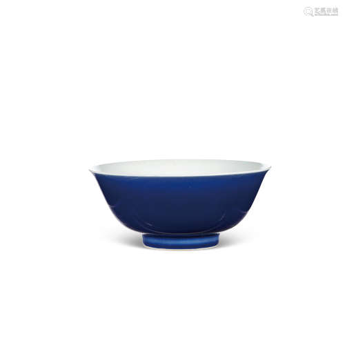 清雍正 暗刻龙纹霁蓝釉碗