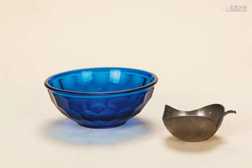 清 蓝料莲瓣碗、镀银叶形水盂一组（2 件） 乾隆年制