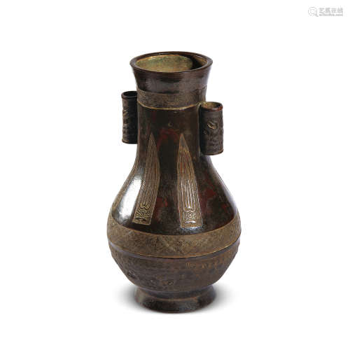 12 世纪 饕餮锦地纹贯耳瓶 铜