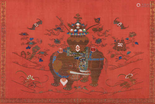 清中期 大红缎地平金孔雀羽绣“太平有象”桌帷