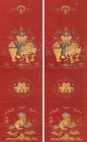 清中期 大红缎地平金孔雀羽绣“太平有象”椅披一对