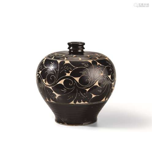 黑釉刻花瓶