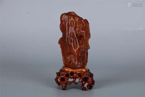 A CHINESE AMBER MOUNTAIN-SHAPED ORNAMENT WITH ORIGIN