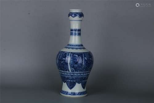 A FINE CHINESE BLUE AND WHITE GARLIC- MOUTH VASE,