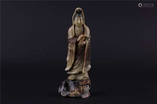 A CHINESE SOAPSTONE GUANYIN FIGURE STATUE, MIDDLE QING