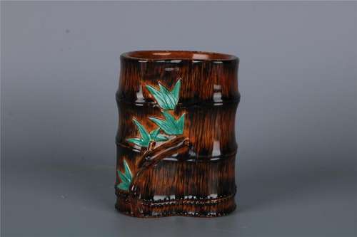 A FINE CHINESE BAMBOO FORM IMAGINE PORCELAIN BRUSH POT