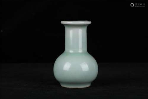 A LITTLE FINE CHINESE LONGQUAN CELADON VASE,  SOUTHERN