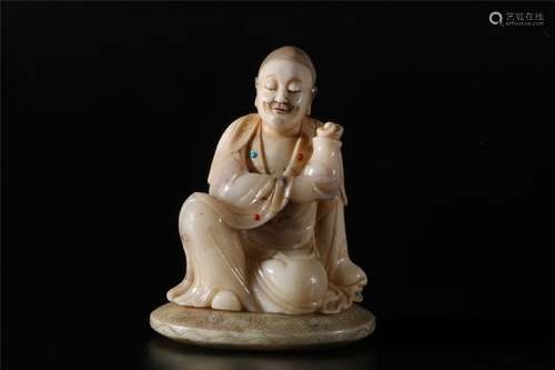 A CHINESE SOAPSTONE FIGURE STATUE, QING DYNASTY