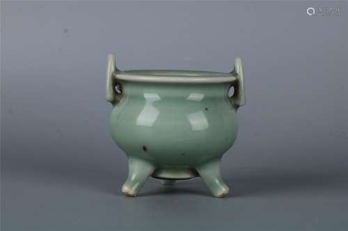 A CHINESE LONG QUAN CELADON TRIPOD CENCER, MING DYNASTY