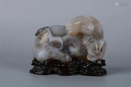 A CHINESE AGATE CARVING OF HORSE ORNAMENT WITH ORIGIN