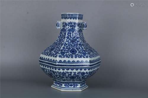 A CHINESE BLUE AND WHITE HEXAGONAL VASE WITH MARK AND