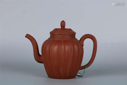 A FINE CHINESE RIBBED SHAPED YIXING TEAPOT WITH