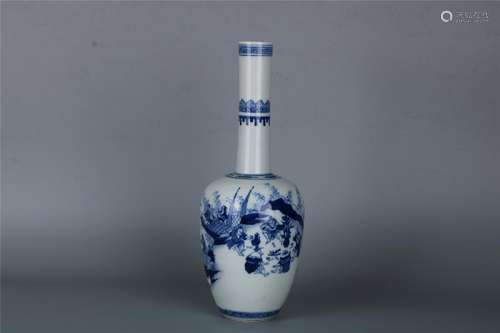 A CHINESE LONG NECKED BLUE AND WHITE BOTTLE VASE WITH