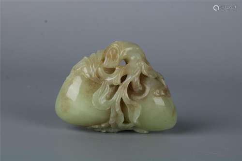 A CHINESE YELLOW JADE CARVING OF PEACHES, QING DYNASTY