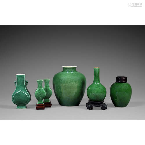 SUITE DE SIX VASES DE FORMES DIVERSES