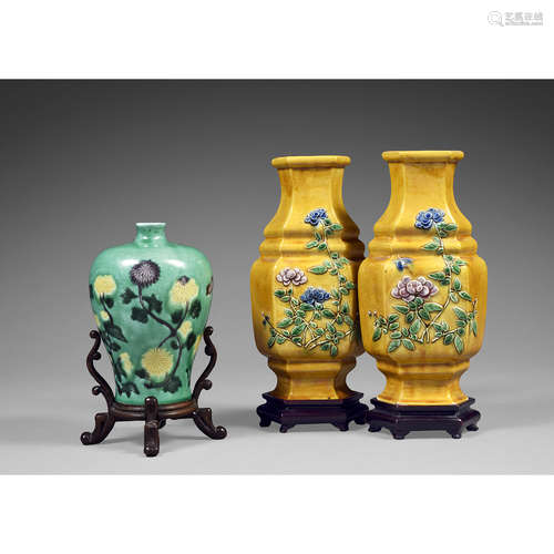 SUITE DE TROIS VASES