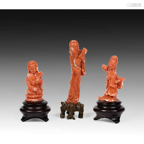 ~ SUITE DE TROIS STATUETTES