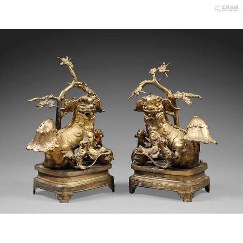 PAIRE DE STATUETTES DE LIONS BOUDDHIQUES