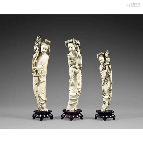 ~ SUITE DE TROIS STATUETTES DE JEUNES FEMMES