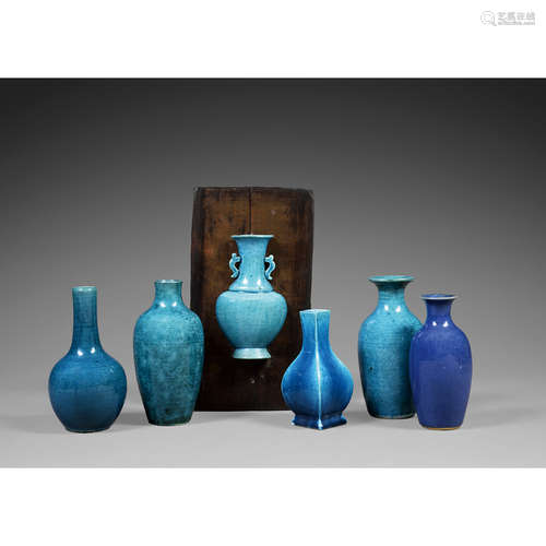 SUITE DE CINQ VASES DE FORMES DIVERSES