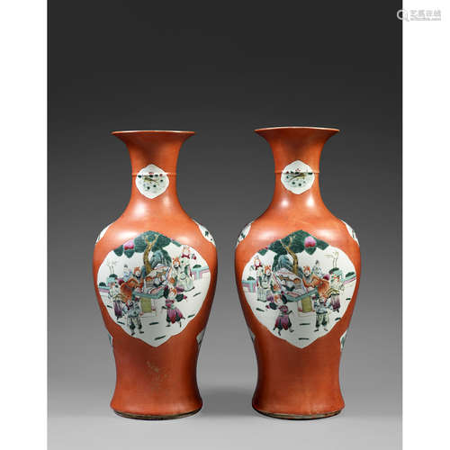 PAIRE DE GRANDS VASES EN QUEUE DE PHÉNIX