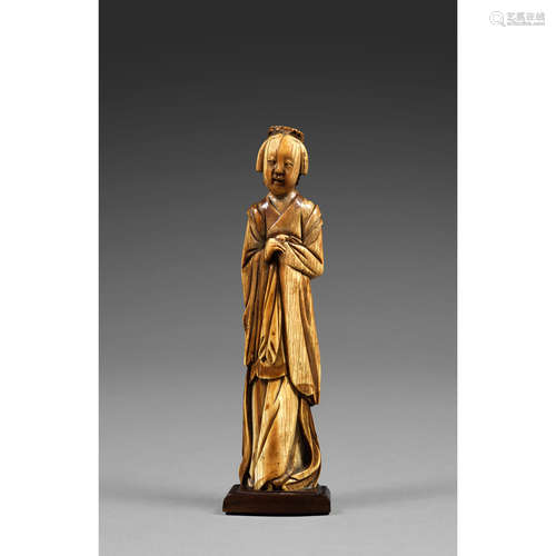 ~ STATUETTE DE DAME DE COUR