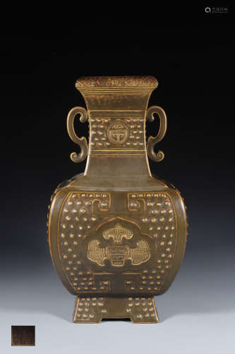 A QIANLONG MARK TEA-GLAZED SQUARE VASE