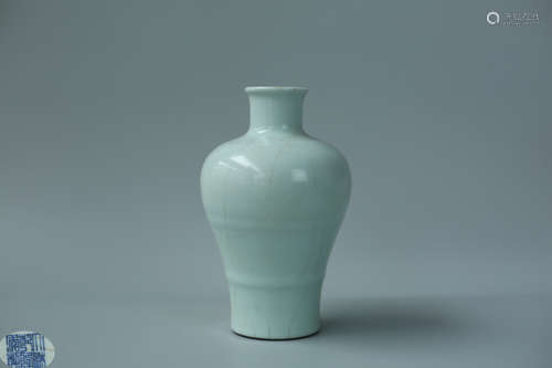 A CYAN-BLUE GLAZE MEIPING VASE